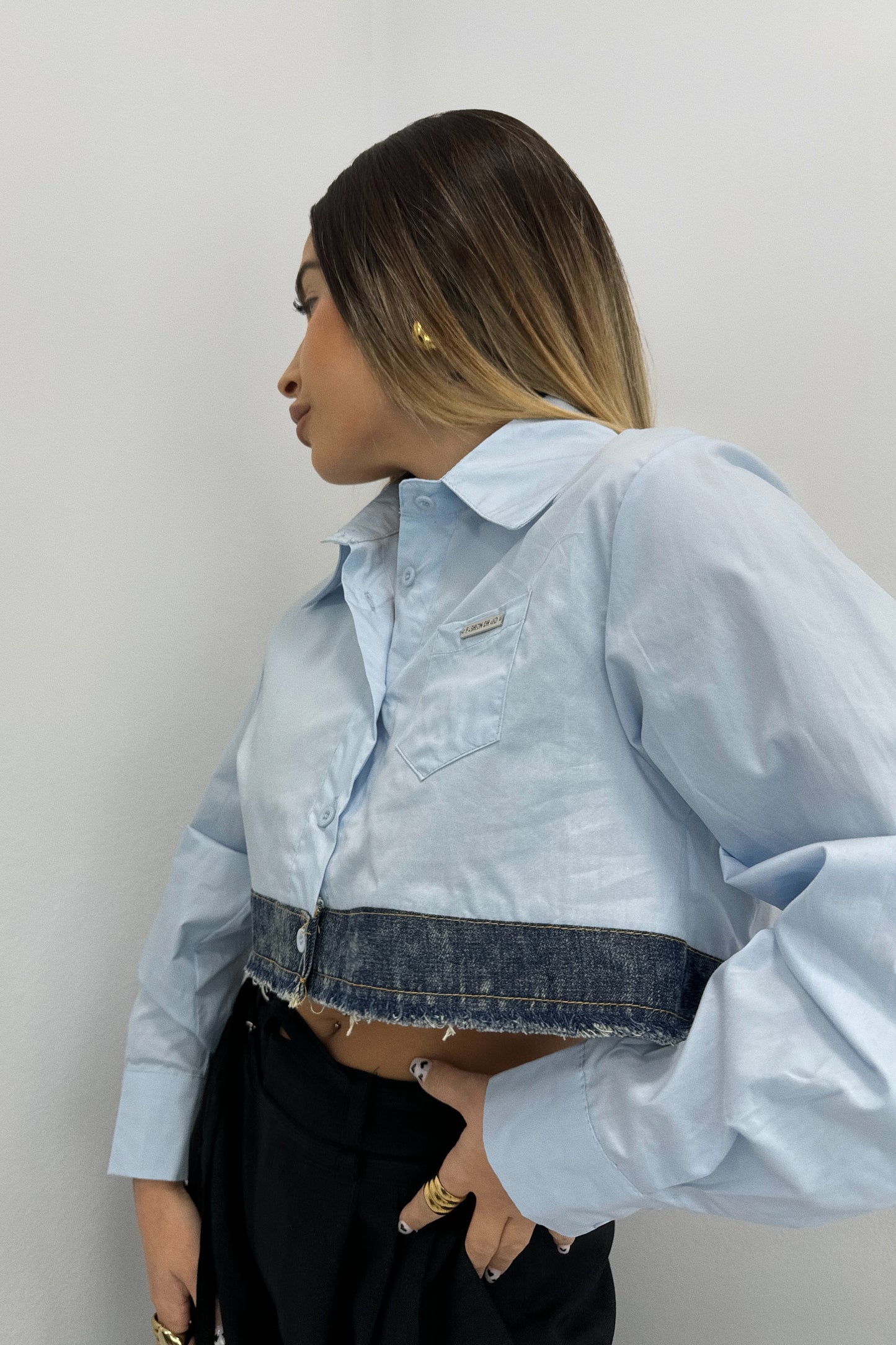 CAMISA CROPPED COMBINADA CON DENIM