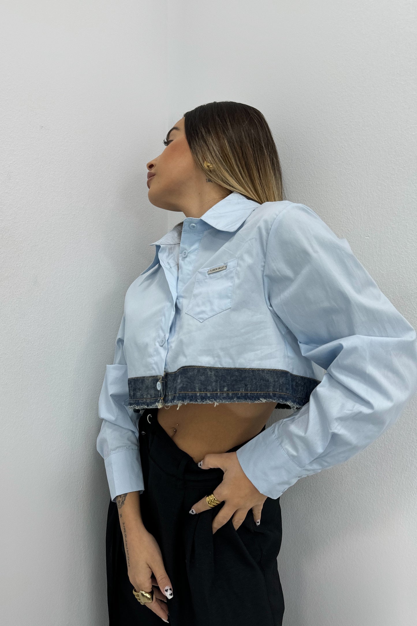 CAMISA CROPPED COMBINADA CON DENIM