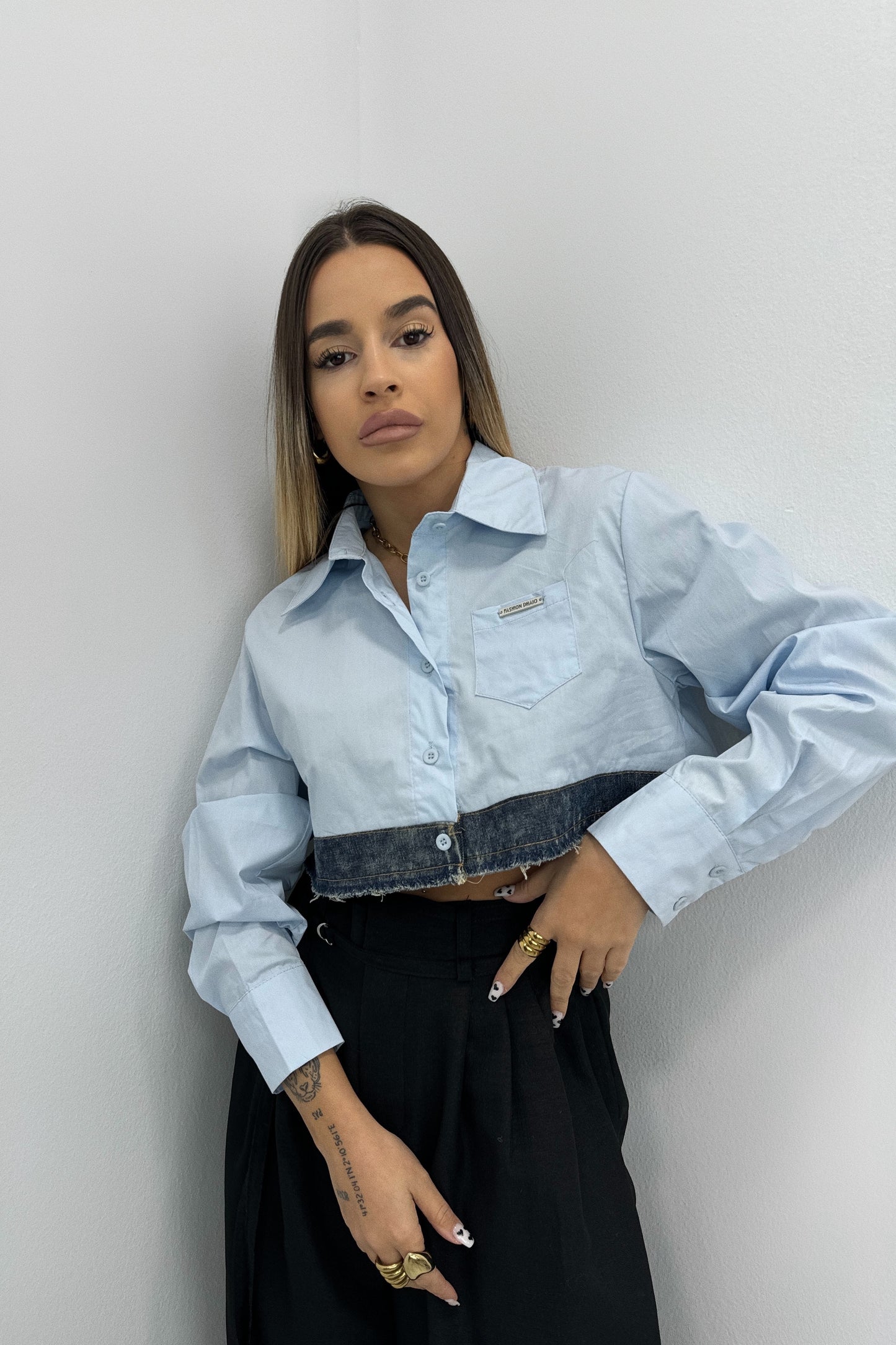 CAMISA CROPPED COMBINADA CON DENIM