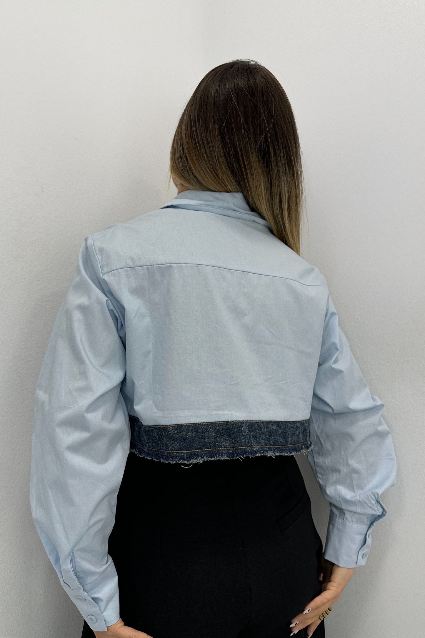 CAMISA CROPPED COMBINADA CON DENIM